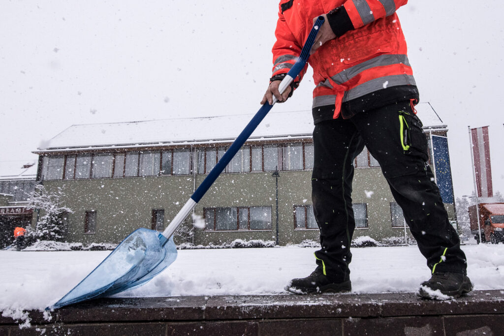 snow removal with snow shovel